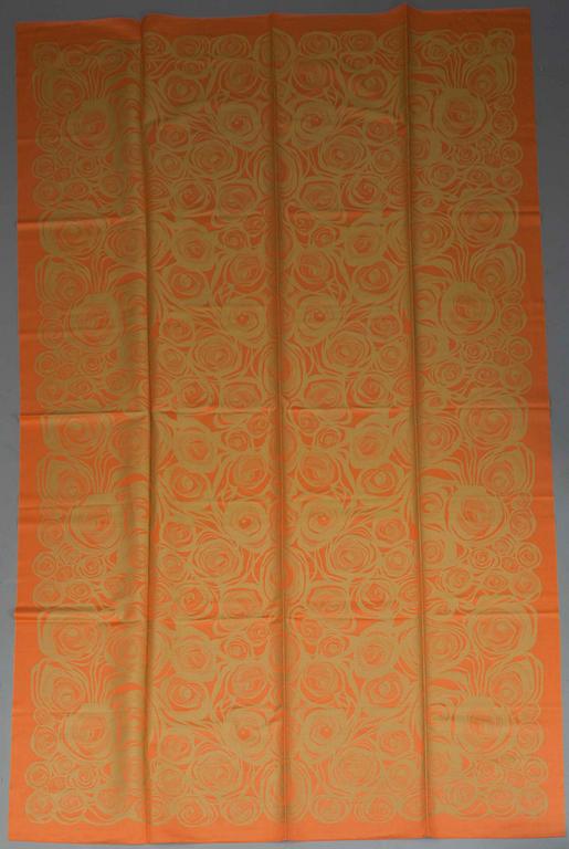 BORDDUKAR, 2 st, linnedamast, "Primavera" Marjatta Metsovaara, Tampella. 1900-talets senare hälft.