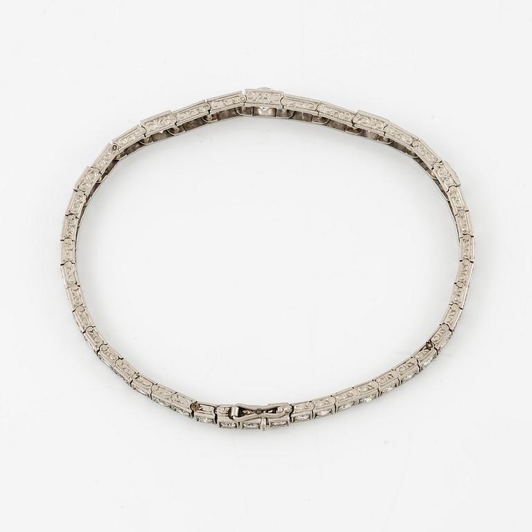 A bracelet in platinum with old- and round brilliant-cut diamonds.
