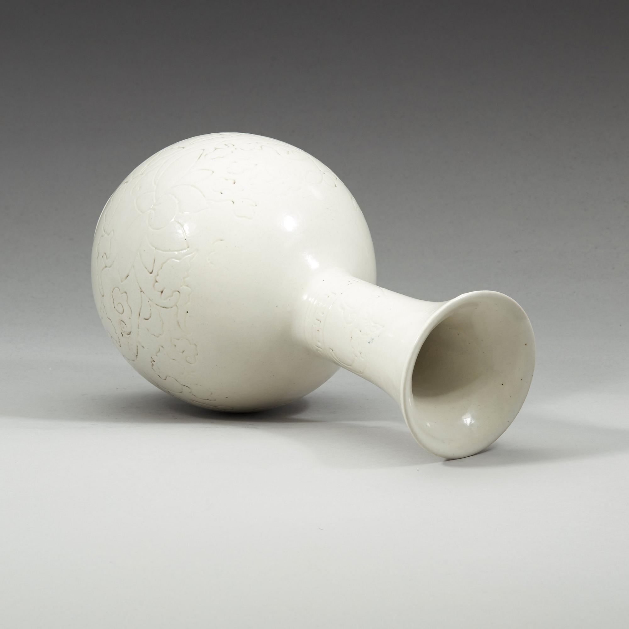 A white glazed vase, Qing dynasty (1644-1912).