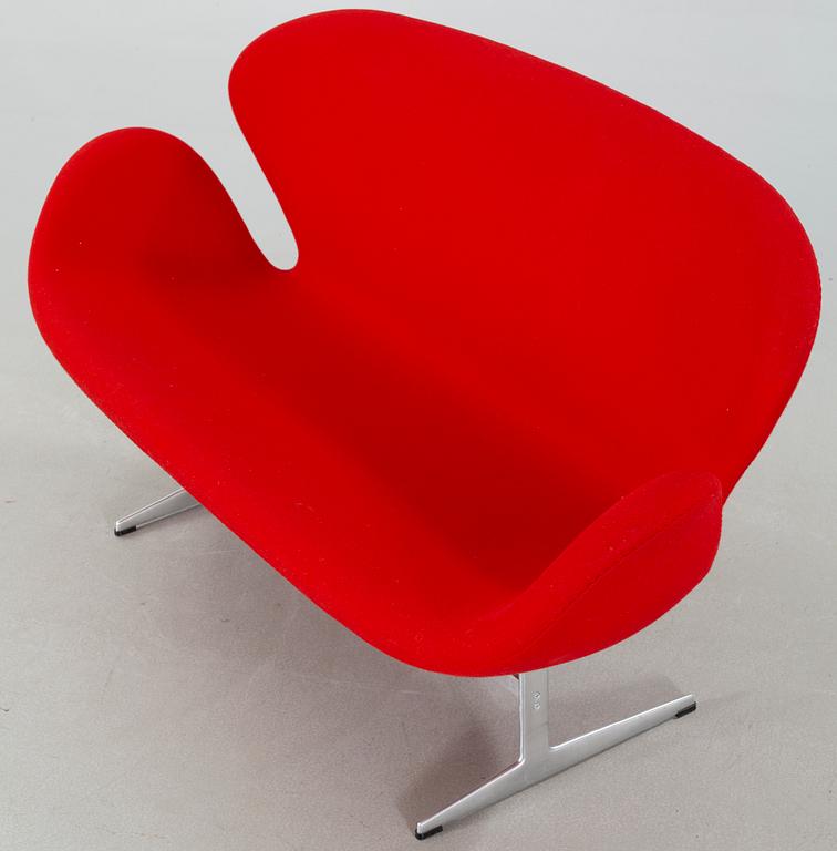 ARNE JACOBSEN, soffa, "Svanen", Fritz Hansen, 2001.