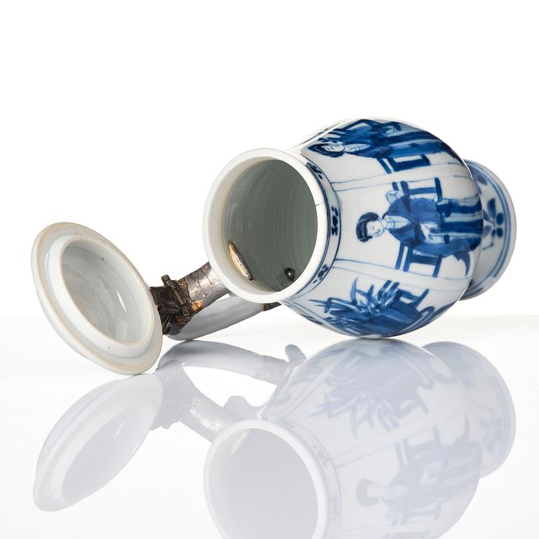 Senapskanna med lock, porslin. Qingdynastin, Kangxi (1662-1722).