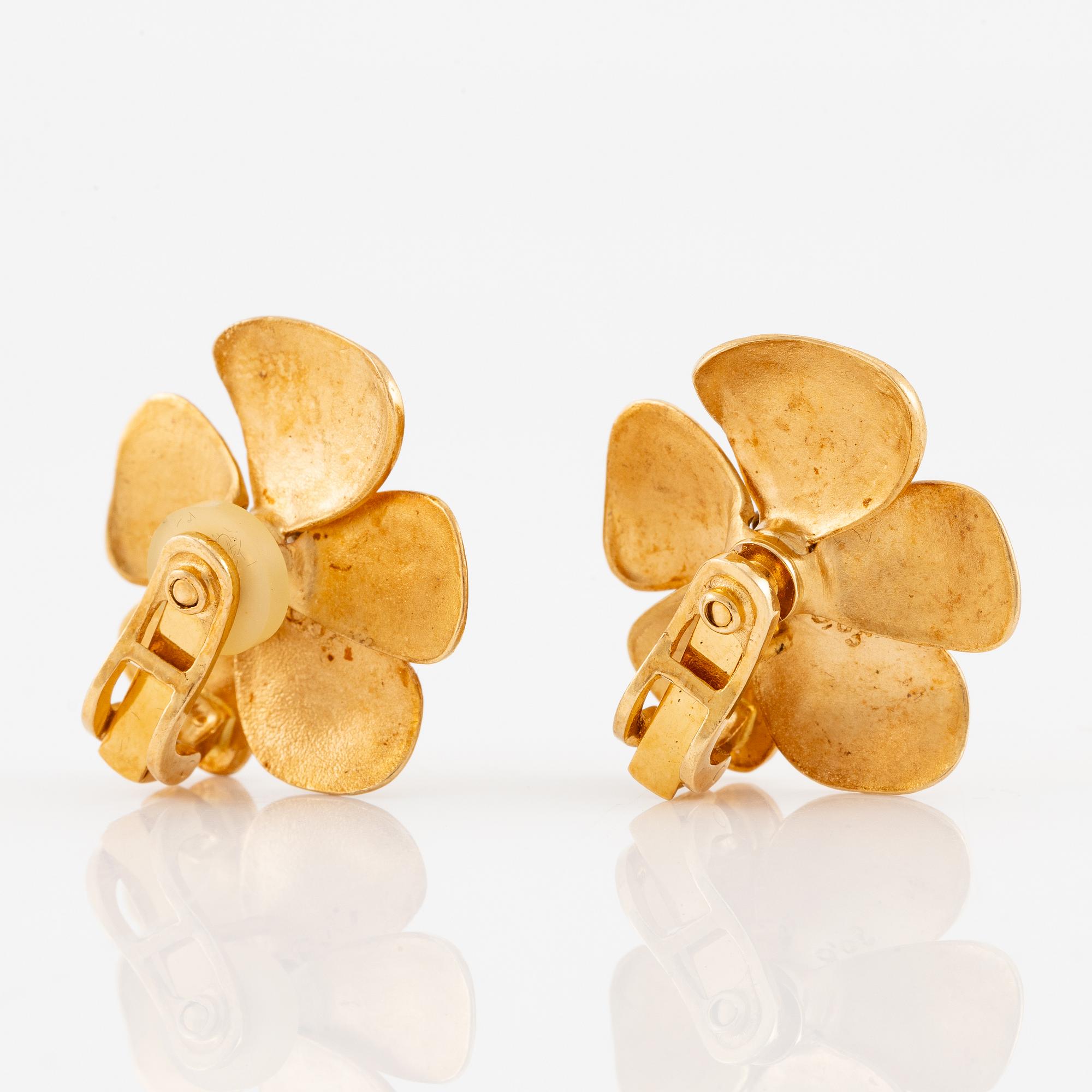 A pair of earrings in the form of flowers in 18K gold with round brilliant-cut diamonds by Ole Lynggaard.
