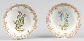 SALADIÈRE samt TALLRIKAR 6+6 st, porslin, "Flora Danica" Hausmalerei, Royal Copenhagen, Danmark.