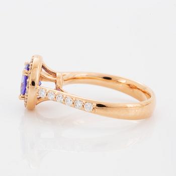 Ring 18K guld med en fasettslipad tanzanit.