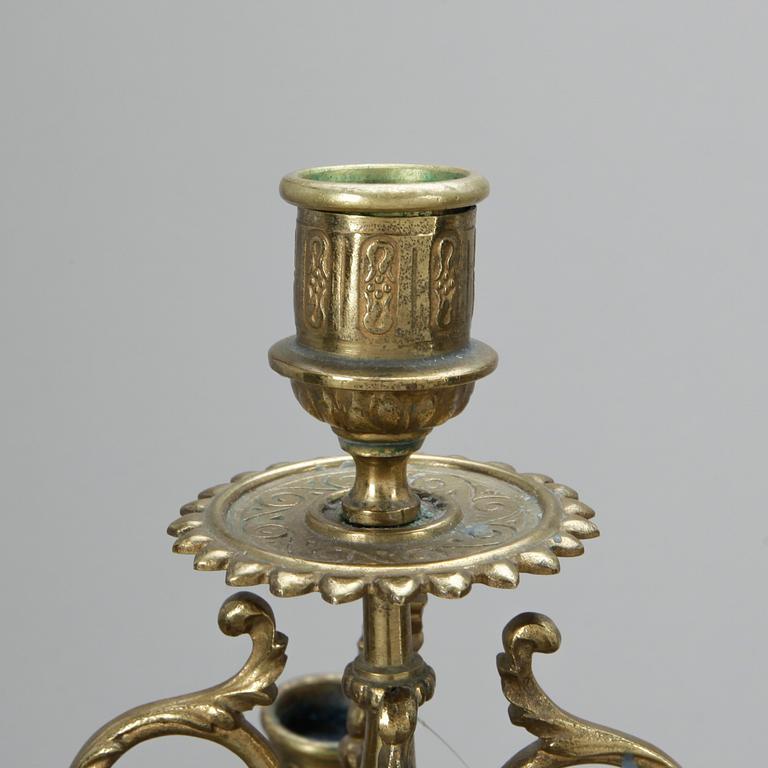 GARNITYR MED BORDSPENDYL OCH ett par KANDELABRAR, mässing, porslin, Louis XVI-stil, sannolikt omkring sekelskiftet 1900.