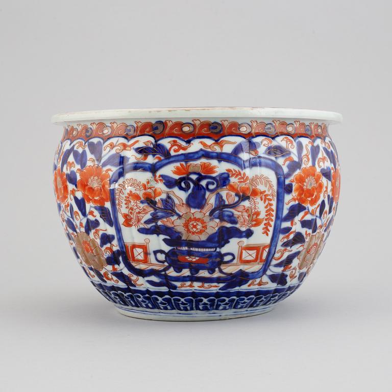 An imari flower pot, Japan, Meiji (1868-1912).