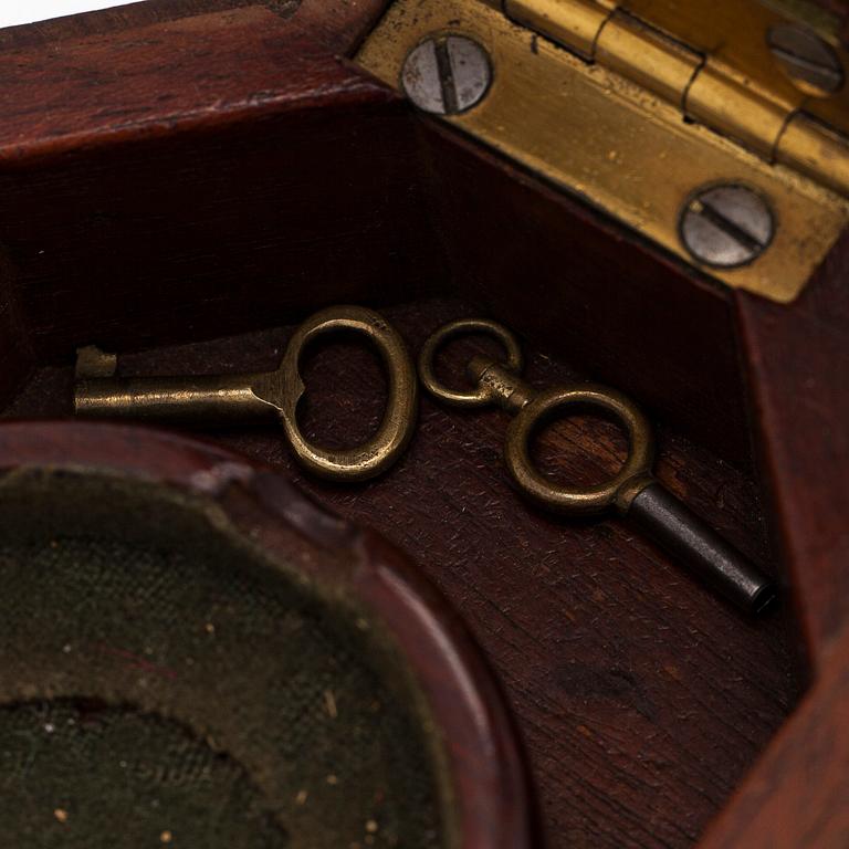 Taskukello, 52 mm, 18K kultaa, John Moncas, Liverpool, 1800-luvun ensimmäinen puolisko.