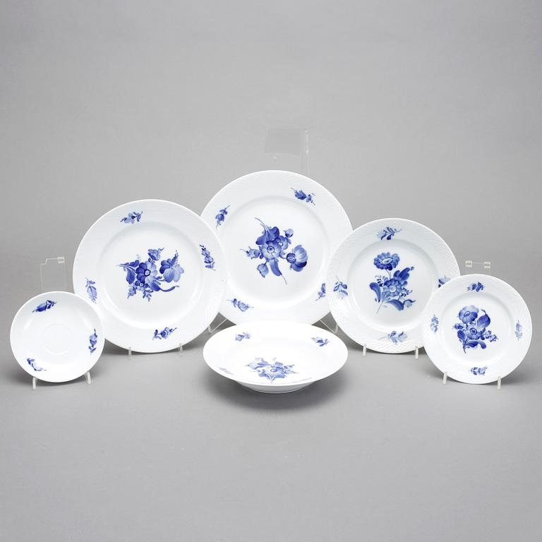 SERVIS, porslin, 91 delar, "Blå blomst" Royal Copenhagen.