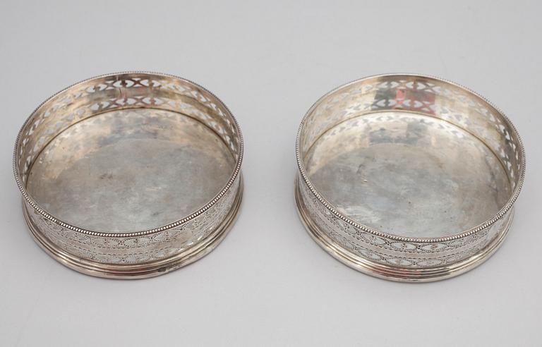 COASTERS, ett par, silver, Hester Bateman, London, England, 1785.