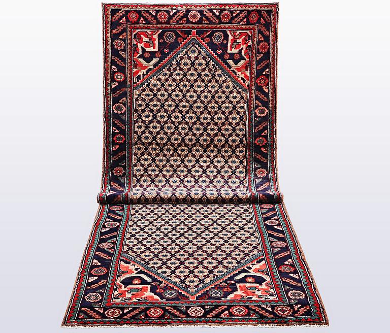 A runner, Koliaj, ca 302 x 99 cm.