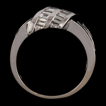 RING, 14k vitguld med prinsesslipade och baguettslipade diamanter, totalt ca 2.0 ct. Vikt 6 g.
