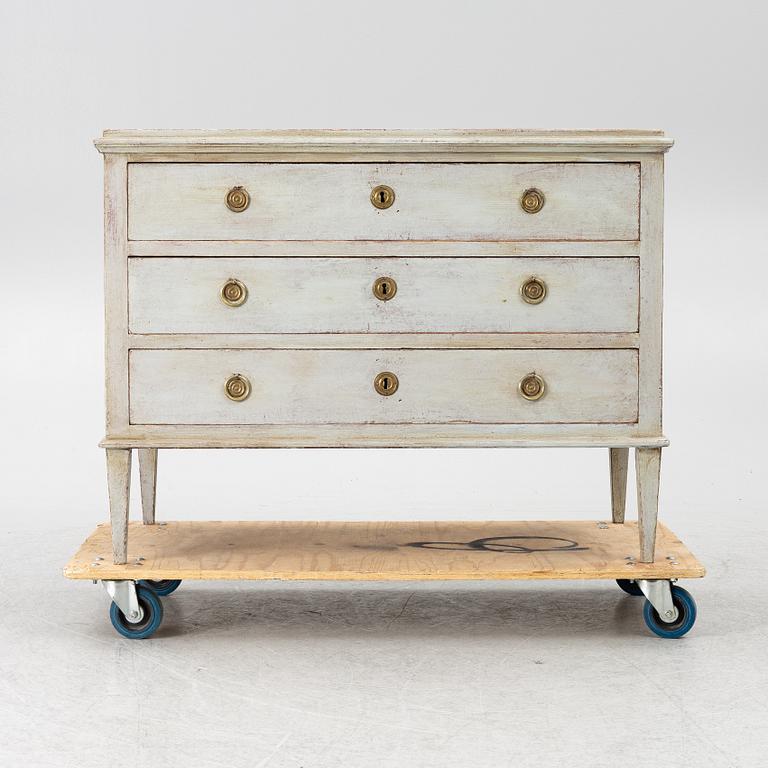A chest of drawers, early 19th century.