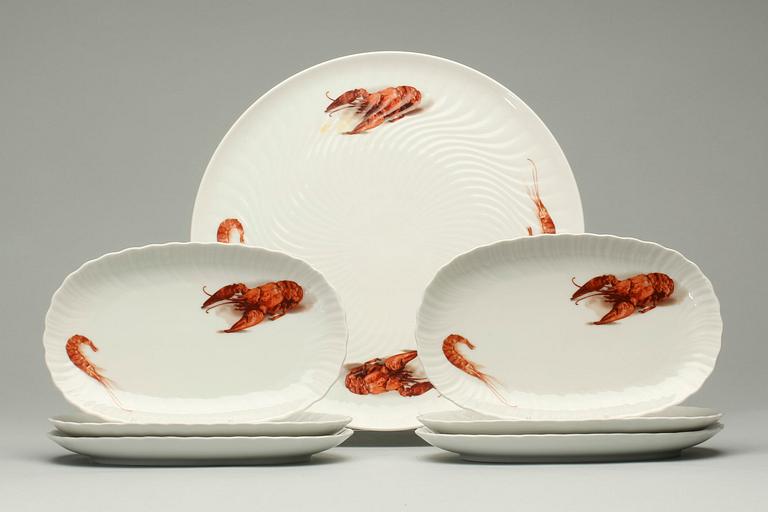 SERVISDELAR med KRÄFTMOTIV, 7 delar, porslin, Hackefors, 1900-tal.