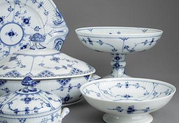 SERVIS, 96 delar, porslin, "Musselmalet", Royal Copenhagen, 1900-talets andra hälft.