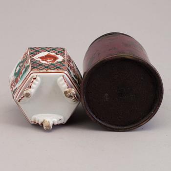 Two Japanese vases, bronze and porcelain, 20th century.