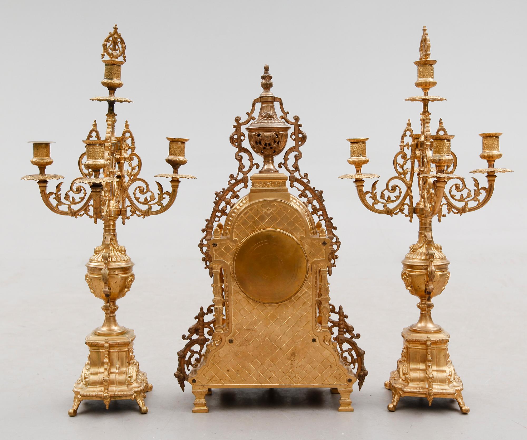 KLOCKGARNITYR, 3 delar, förgylld mässing, omkring år 1900.