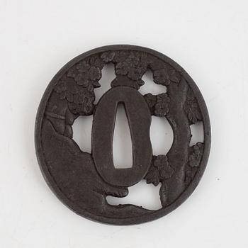 Tsuba, fyra stycken i kiri-box, järn och brons, 1700- och 1800-tal.