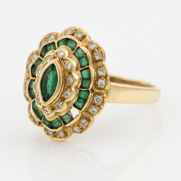 Ring, 18K guld med smaragder och briljantslipade diamanter.
