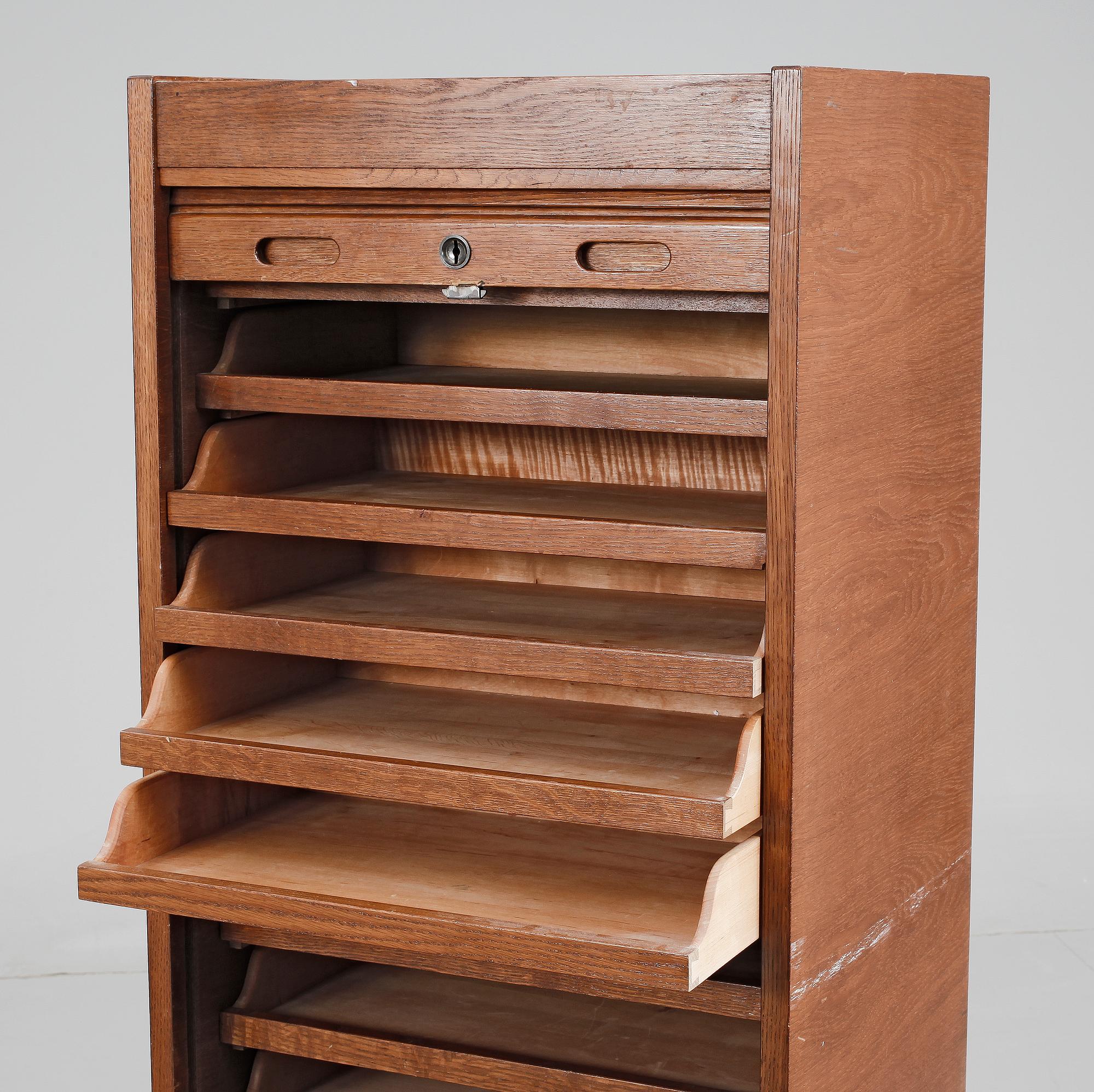 JALUSISKÅP, ek, 1900-talets mitt.