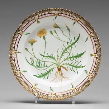 384. A set of six Royal Copenhagen 'Flora Danica' dinner plates, Denmark, 20th Century.