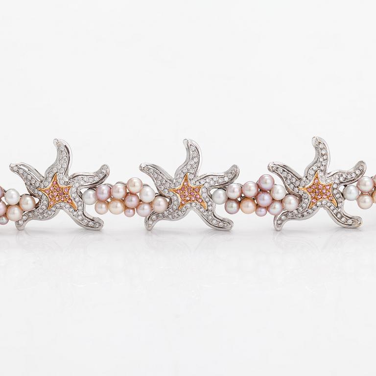 An 18K white- and yellow gold bracelet with diamonds ca. 2.30 ct in total, tourmalines and cultured pearls. Italy.