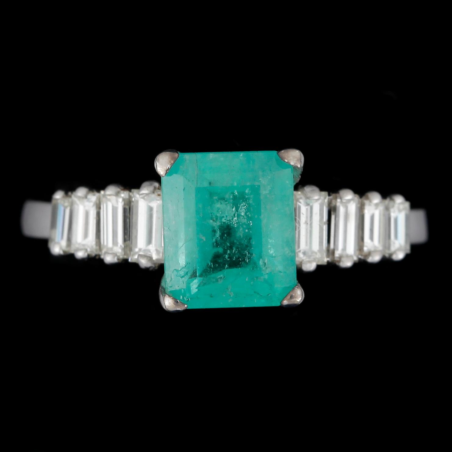RING, 18k vitguld med smaragd ca9x6mm och baguettslipade diamanter. Vikt 5g.