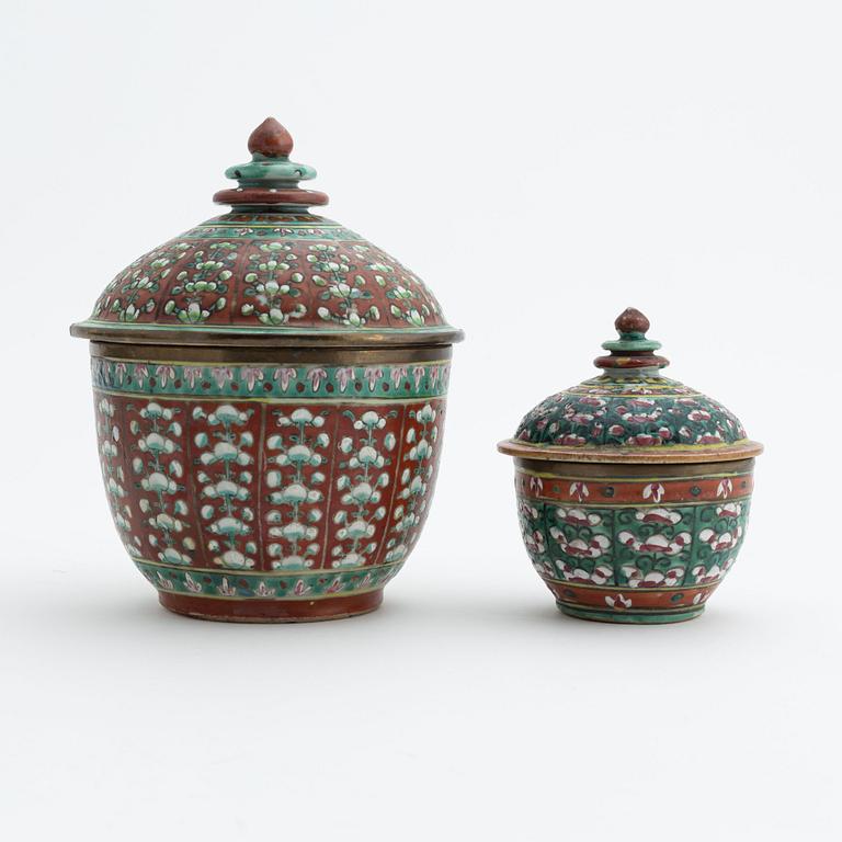 Two Chinese 'Bencharong/Benjarong' jars with cover for the Thai market, 19th Century.