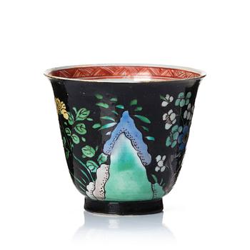 A famille noire cup, Qing dynasty, Kangxi (1662-1722).