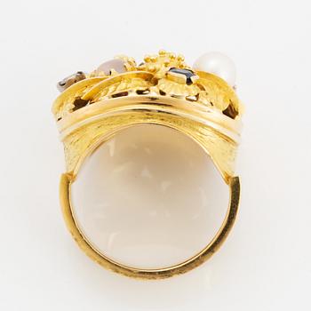 Ring, 18K guld med pärlor, månsten, safir och briljantslipade diamanter.