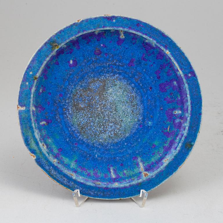 KYLLIKKI SALMENHAARA, a stoneware plate, signed, Arabia, Finland.