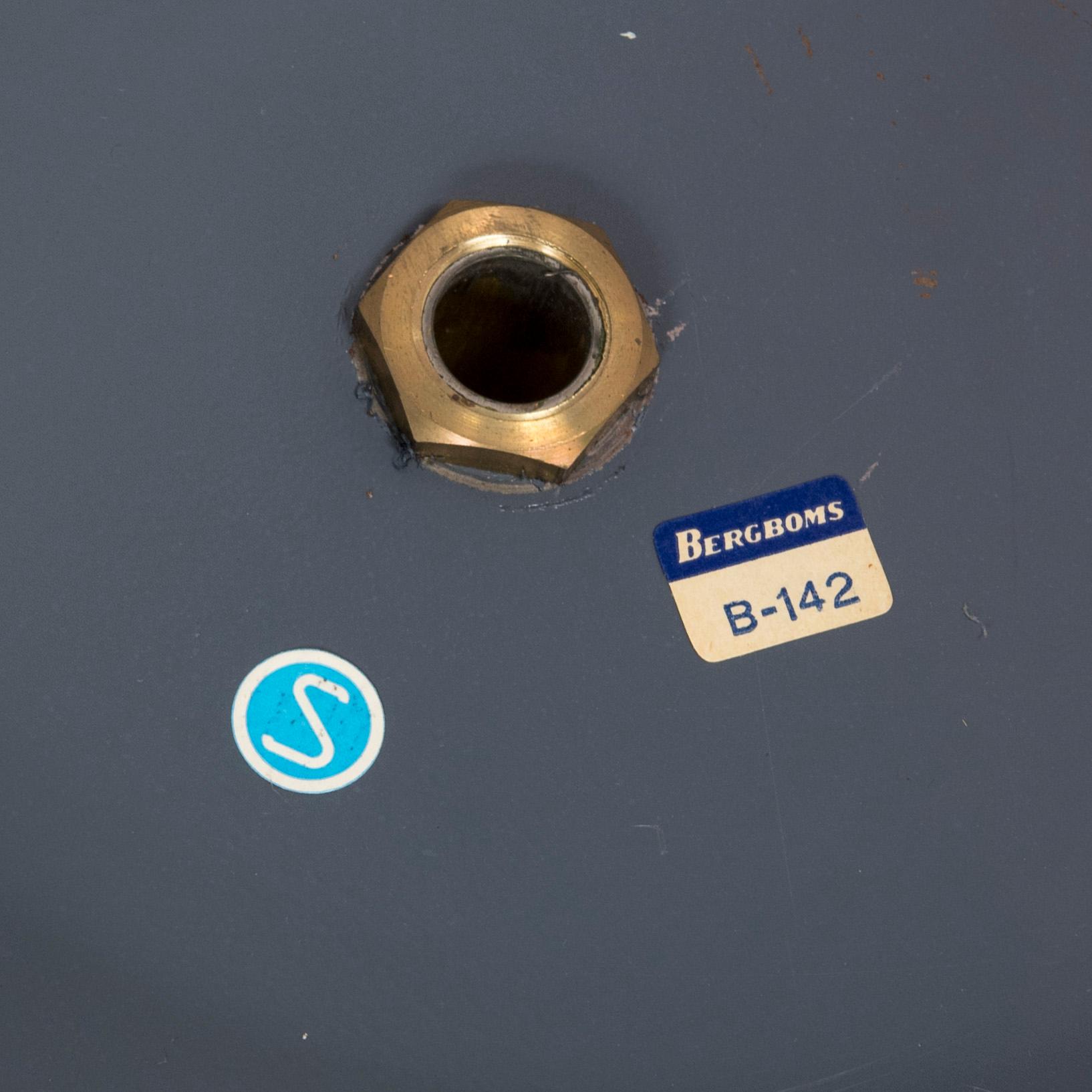 Pöytävalaisinpari malli B-142, Bergboms, 1970/80-luku. Punaiset varjostimet.