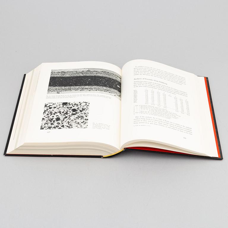 Sung Sherds, Nils Palmgren, Walter Steger and Nils Sundius. Gustavbergs Fabriker. Almquist & Wiksell, Stockholm.