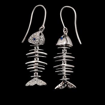 ÖRHÄNGEN, 1 par, 18K vitguld, diamanter tot ca 0.40 ct, mindre safirer.