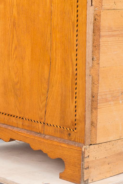 SKRIVSKÅP, barock/barockstil, bär årtal 1727 samt 1921.