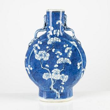 A blue and white porcelain moon flask, China, 19th century.