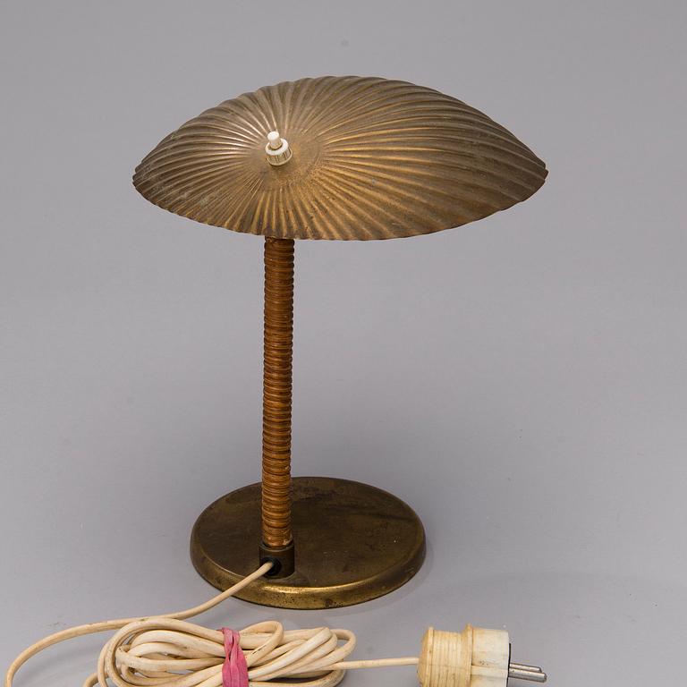 PAAVO TYNELL, BORDSLAMPA. Snäcka. Tillverkad av Taito Oy. Formgiven 1938/39.