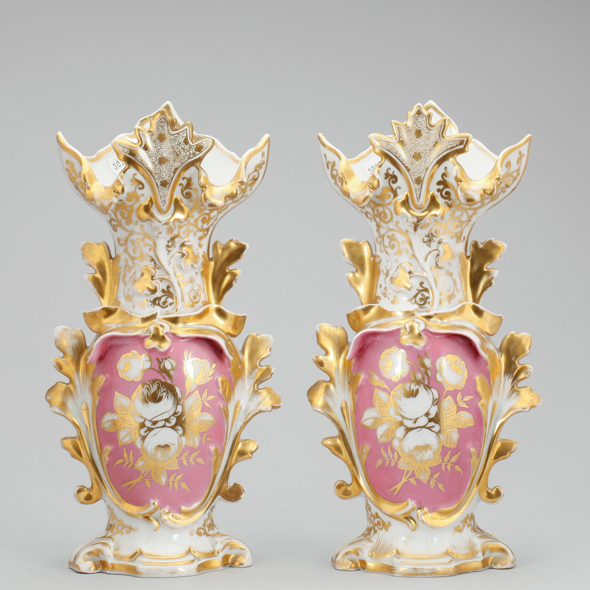 VASER/BORDSLAMPOR, ett par, nyrokoko, 1800-talets slut.