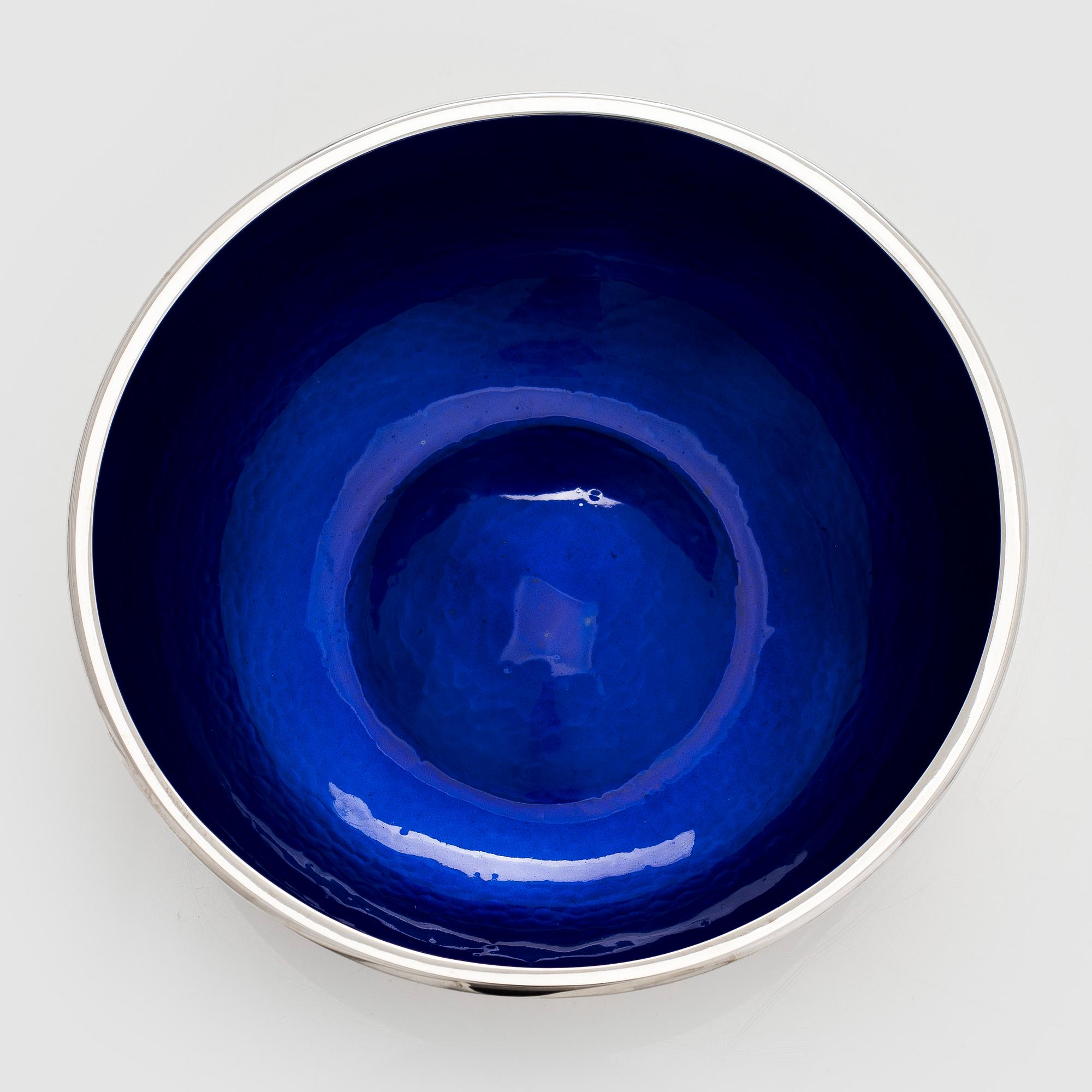 A. Tillander, skål, sterlingsilver och emalj, Åbo 2005.