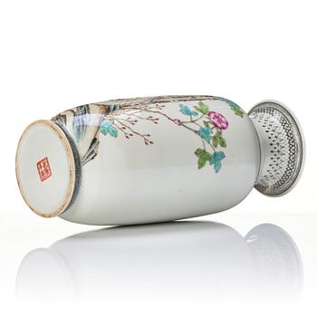 A Chinese vase, 20th Century.