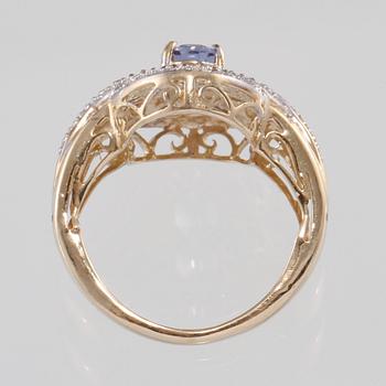 RING, 14k guld med briljant och baguett och briljantslipade diamanter samt fasettslipad tanzanit. Vikt 5 g.