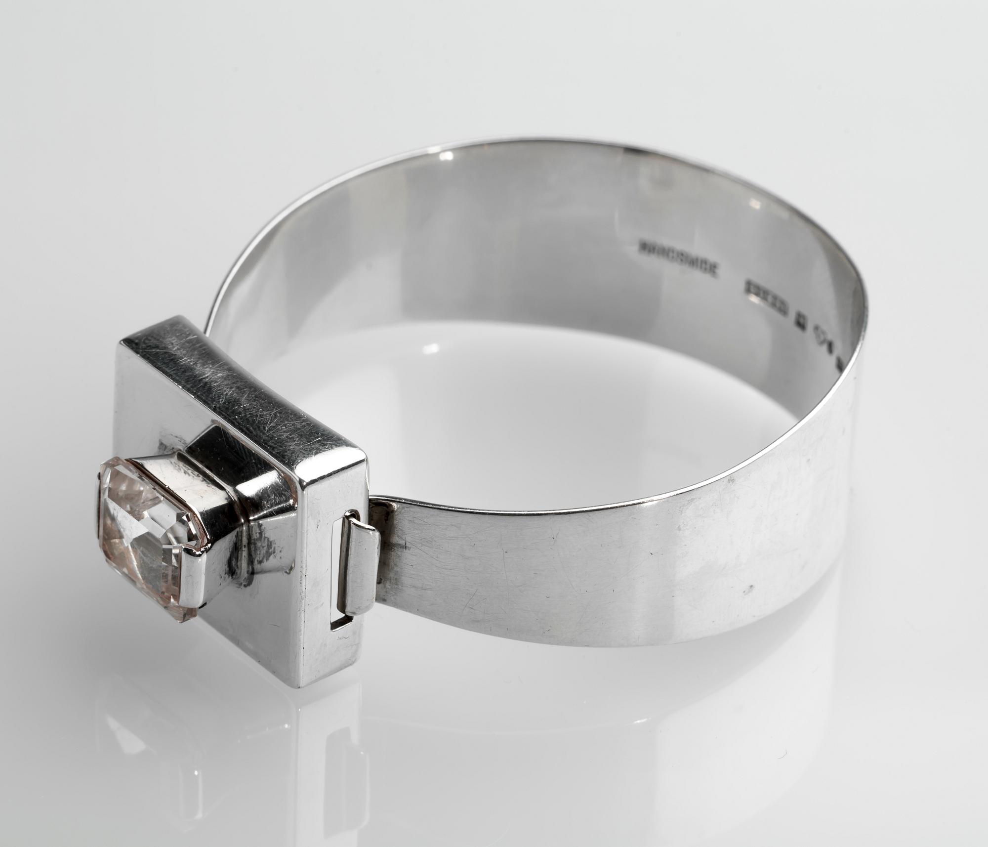 ARMRING, sterlingsilver med fasettslipad vit sten. Gussi, Malmö, 1964. Vikt ca 40 g.
