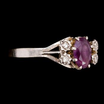 RING, 18 k vitguld, med ametist och diamanter.