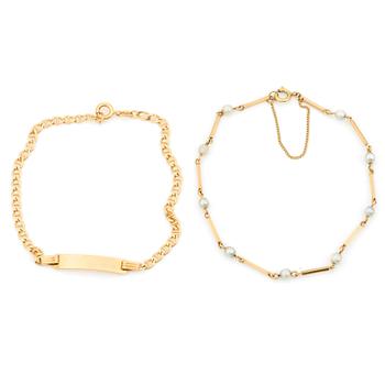 ARMBAND, 2 st, med vita kulor, olika guldhalter.
