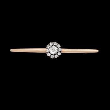 BROSCH, 18k guld med gammalslipade diamanter tot ca 0,61ct. Mårdh, Stockholm, 1900-talets första hälft. Tot vikt 5,6g.