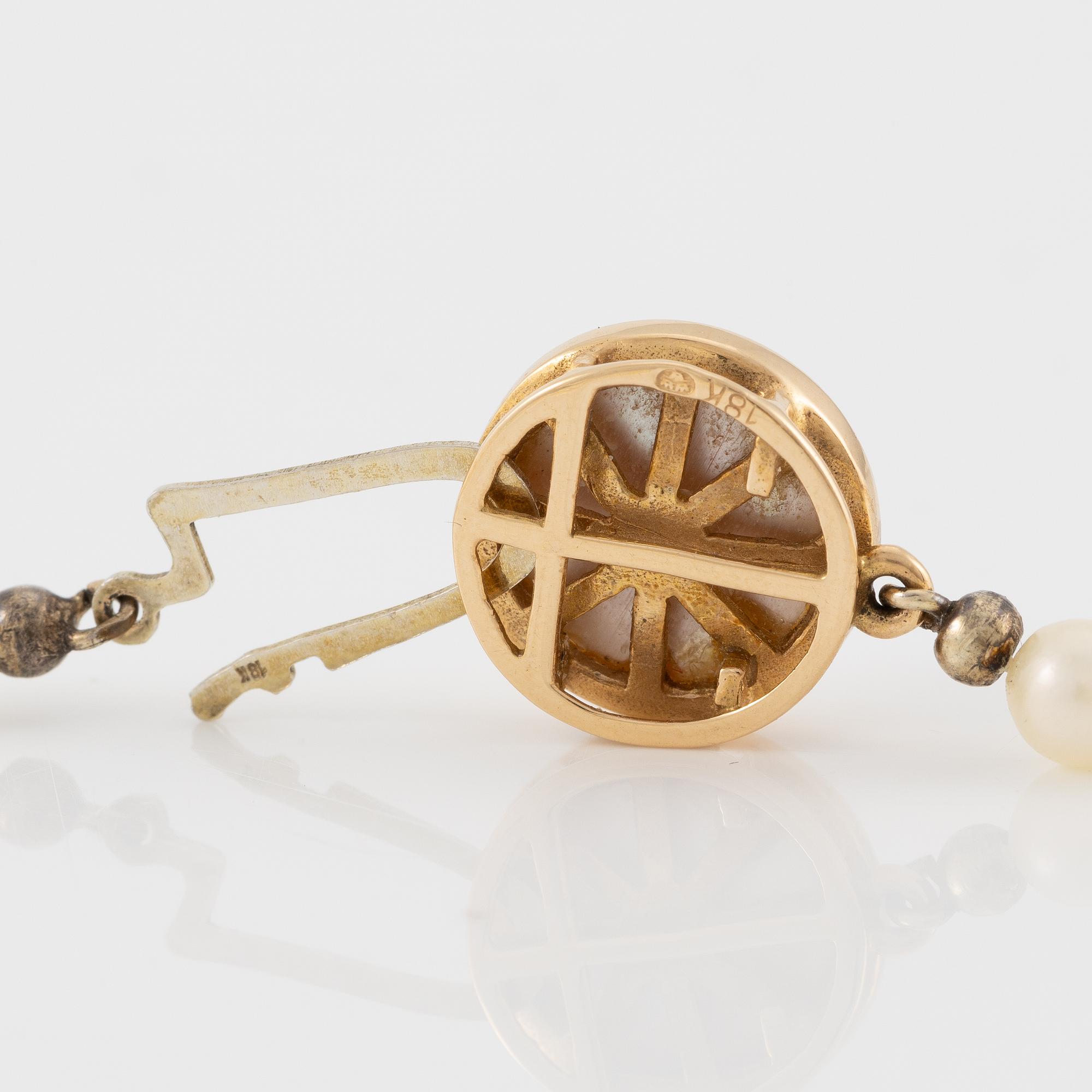 Necklace, with graduated cultured pearls, clasp in 18K gold.