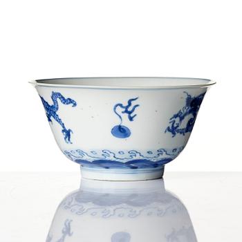 A blue and white 'four clawed dragon' bowl, Qing dynasty, Kangxi (1662-1722).