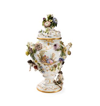 401. A MEISSEN PORCELAIN URN.