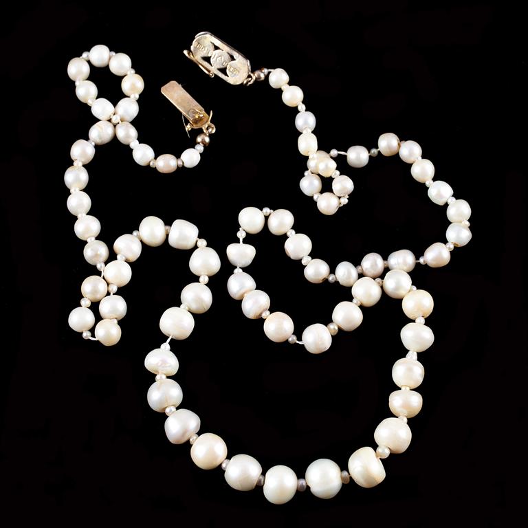 COLLIER, naturliga flodpärlor. Lås i 18k guld. C G Hallberg, Malmö 1933.