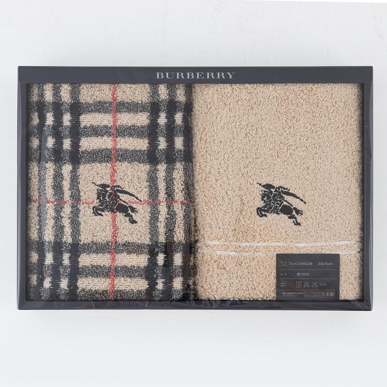 Burberry, towels, one pair.