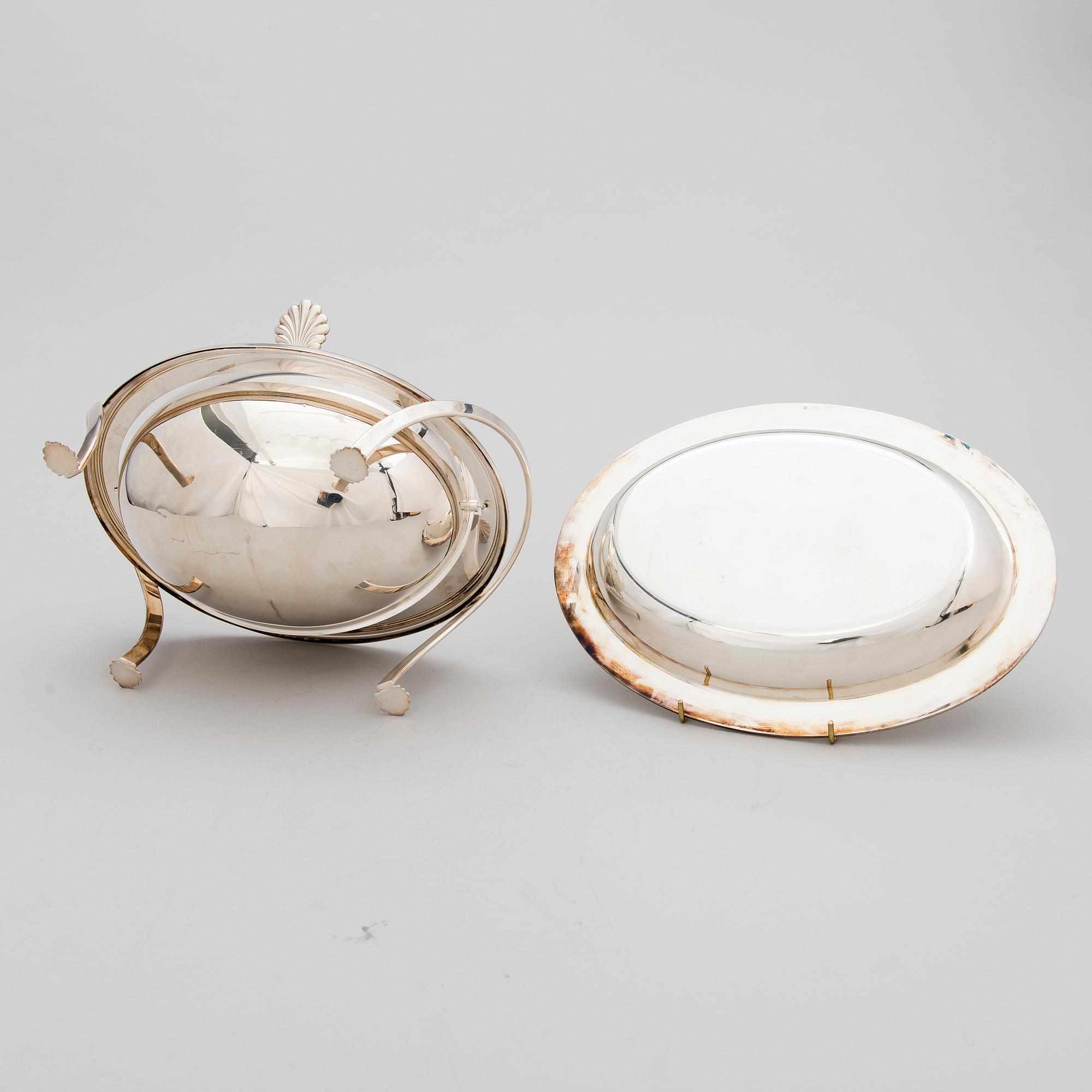 OVAL SERVERINGSSKÅL PÅ FOT OCH SERVERINGSFAT, försilvrade, 1900-talets senare hälft.